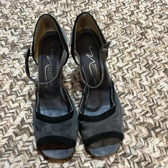 Vintage Newport News Gray Suede Women's Heels - Picture 2 of 10